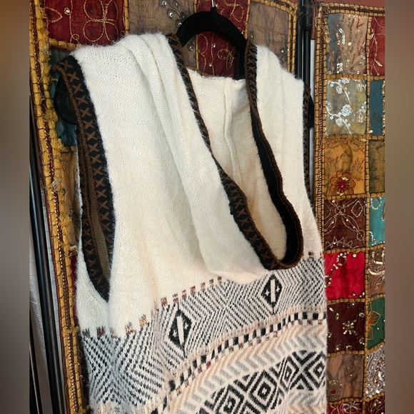 On Blue - Sleeveless Hooded Tribal Pattern Vest - Picture 6 of 8